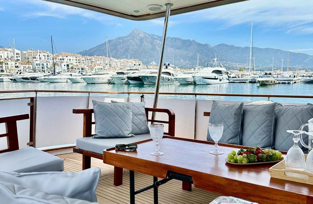 MOOI Chris&Craft Dinners romantic and elegant dinner on board