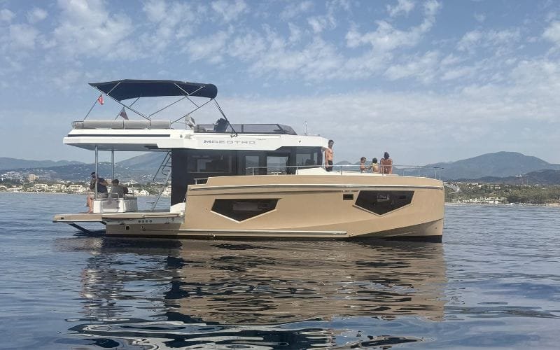 Cobra Maestro Feel the allure of the open sea aboard our majestic Princess 70 yacht, a haven of luxury and elegance amidst the breathtaking backdrop of Marbella's azure waters